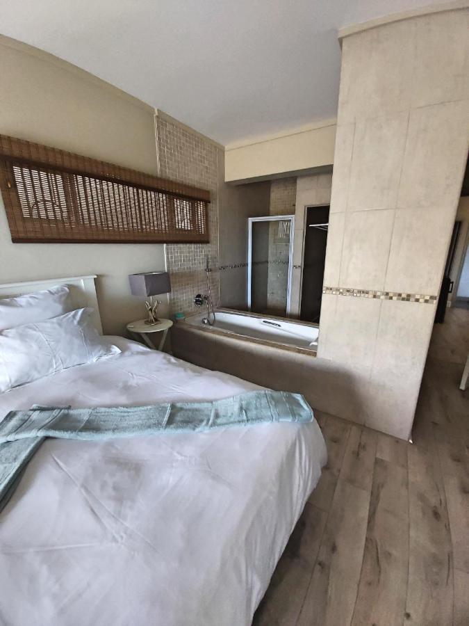 Whale Rock, Modern Beachfront Apartment Margate Eksteriør billede